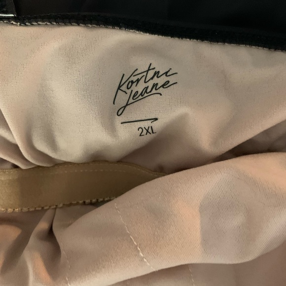 Kortni Jeane black V-neck - Picture 2 of 3